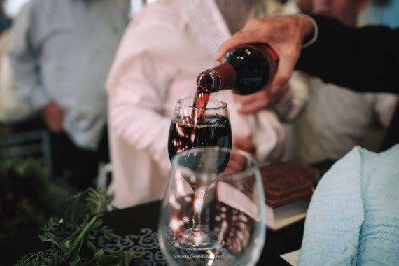 מוהל מבוגר מוזג יין