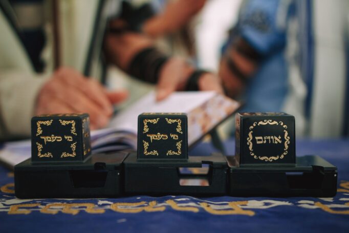 עשרת הדיברות לצילום עליה לתורה: מדריך לצילום שיעשה כבוד לאירוע המסורתי שלך