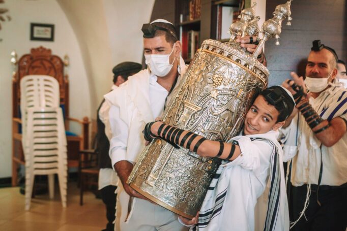 הוצאת ספר תורה