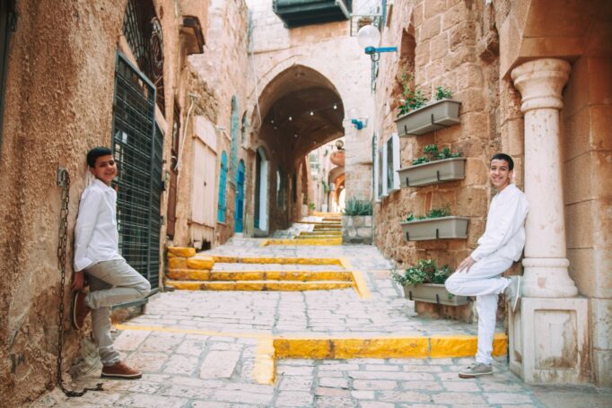 חתן בר המצווה ואחיו