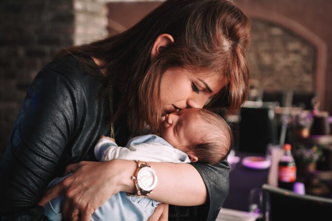 האם מנשקת את הרך הנולד