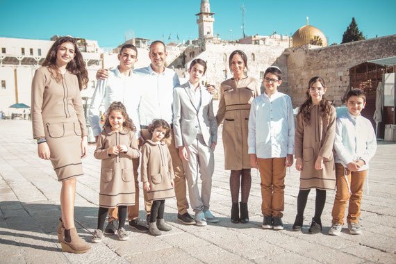 צילום משפחתי לפני הבר מצווה על רקע הכותל