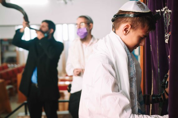 תקיעה בשופר בזמן התפילה של הנער - עלייה לתורה בקרית אונו
