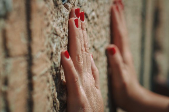 כלת בת המצווה מתפללת בכותל