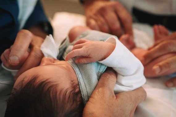הכנות לטקס הברית | צילום אירוע ברית בתוך הבית