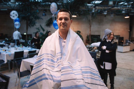 האב מתעטף בטלית | צילומי בטיק לברית בירושלים