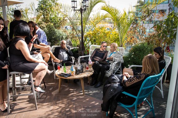 האורחים נהנים בגן | צמחיה בטוסקה אירועים