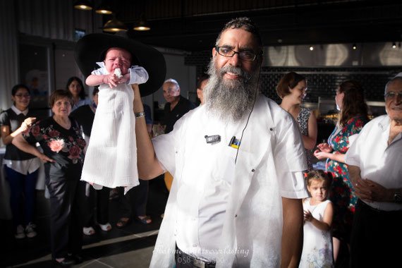 רב מחזיק את התינוק | צילום ברית מילה בלוק אירועים