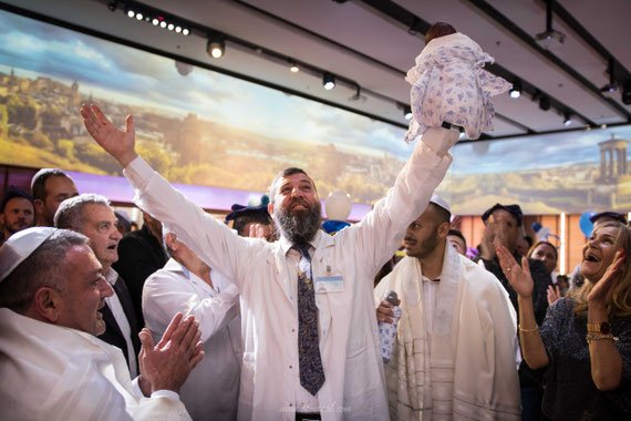 המוהל מרים את התינוק | אולם אירועים אקפלה נתניה