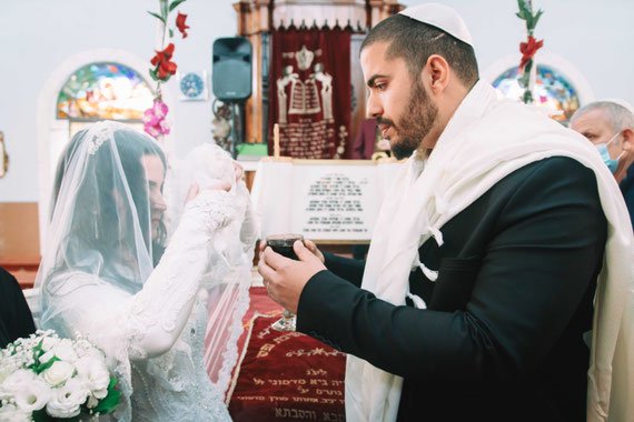 חתן משקה את הכלה | צילום חתונה בראשון לציון