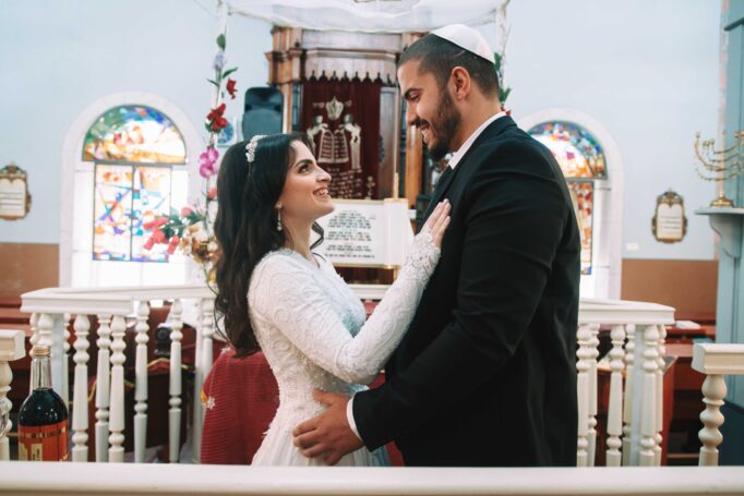 צילמנו חתונה הכי קטנה בבית כנסת וזה לגמרי !לא! מה שחושבים