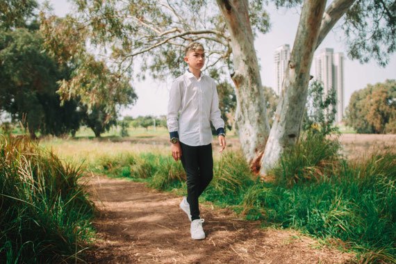 הדרך ארוכה לפניו | נער בר מצווה צועד בשביל שלולית החורף