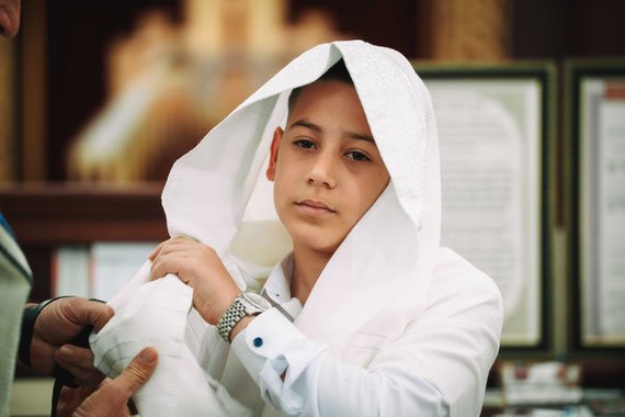 מתעטף בתלית - חתן בר המצווה עולה לתורה