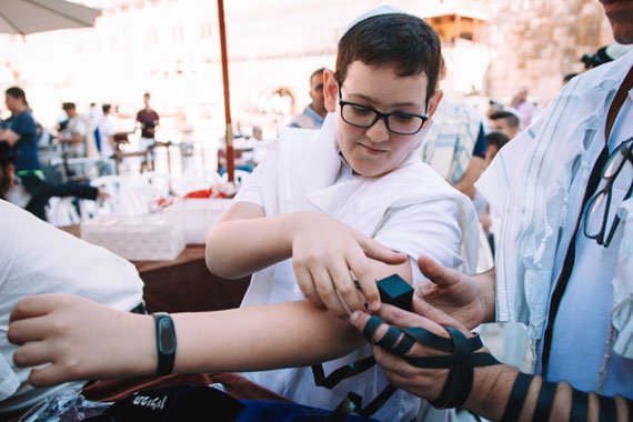 מניחים תפילין | בר מצווה בכותל