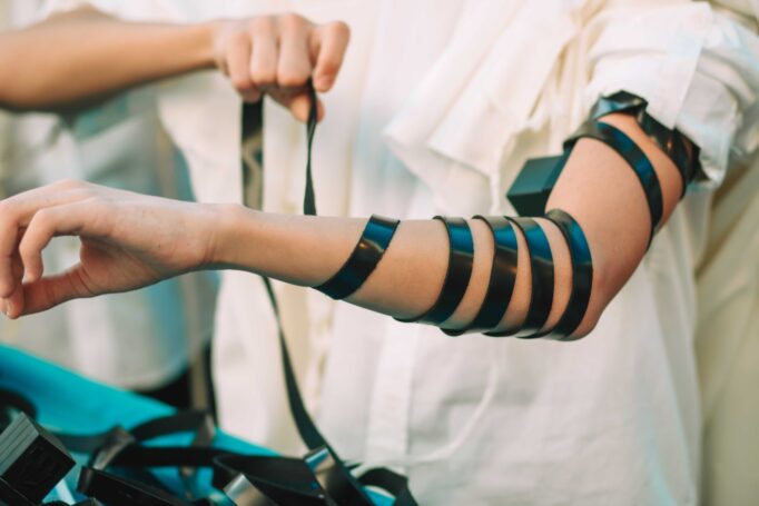 הנחת תפילין לבר מצווה ועליה לתורה – מניחים נכון