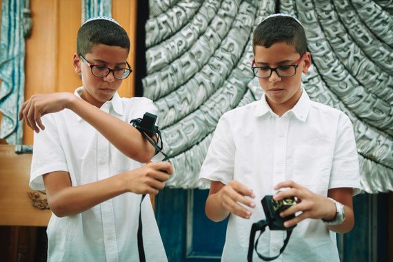 הנחת תפילין לתאומים | הנחת תפילין בעליה לתורה