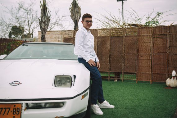 חתן הבר מצווה מצטלם על רכב אספנות במשמר השבע