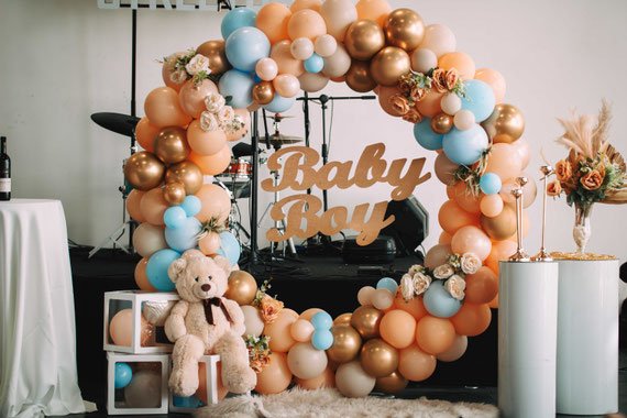 קשת בלונים מעוצבת באירוע ברית באור יהודה