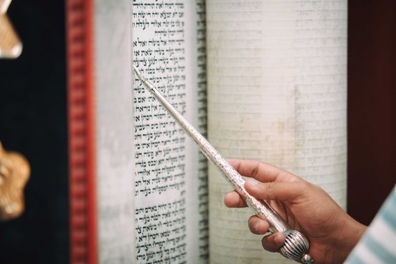 המצביע של ספר התורה | צילום בר מצווה בבית כנסת כפר סבא