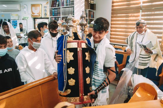 סוכריות באוויר ספר תורה בחוץ | צילמנו בר מצווה בכפר סבא