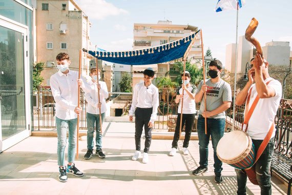 חתן בר המצווה בתהלוכת מתופפים | עליה לתורה בבית כנסת הגדול רחובות