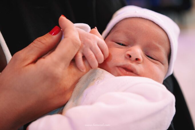 התינוק והאם | צילום לברית מילה בחולון