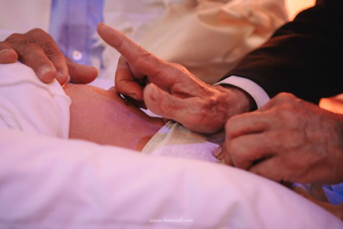 מוהל מסביר מה הולך לעשות | צילום טקס הברית