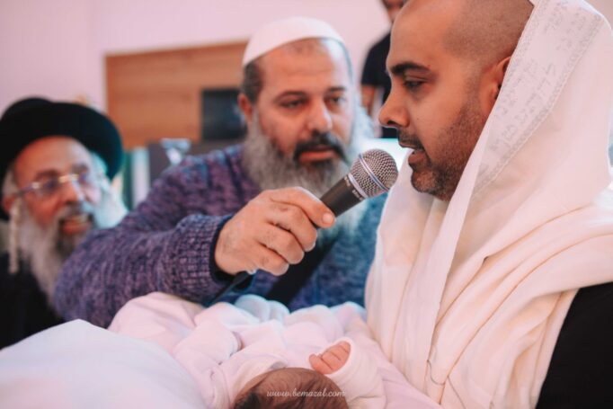 האב מברך ברכה לפני הטקס