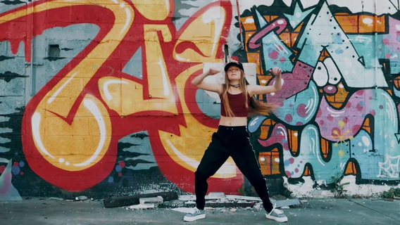 הילי בריקודי היפ הופ במתחם הגרפיטי בתל אביב