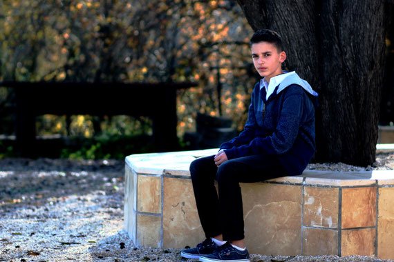 צילום הנער במתחם בית הכנסת העתיק במוצא