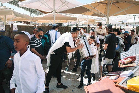 הצפיפות מונעת יחודיות ואישיות - בר מצווה בכותל