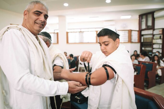 צריך לעמוד ליד