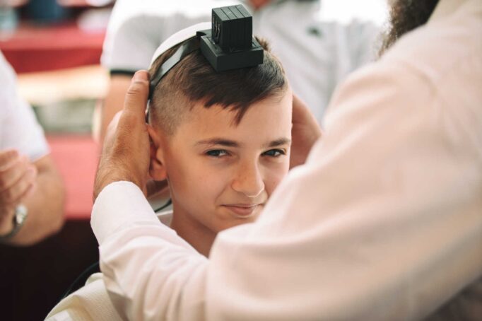 הנחת תפילין ראש בזווית קריאטיבית