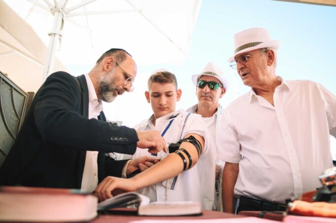 עמידה נכונה בהנחת תפילין יד