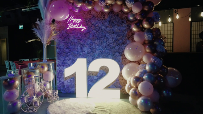 עמדת צילום מבלונים עם מספר 12 זוהר