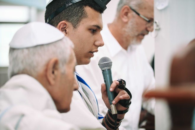 חתן בר מצווה קורא בתורה בעזרת מערכת הגברה איכותית