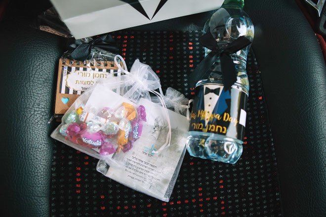 האריזות האישיות שהוכנו והונחו לכל נוסע על המושבים