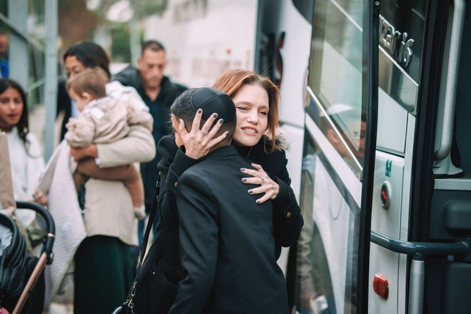 החיבוקים ונשיקות - פוגשים את החתן בר מצווה ליד האוטובוס