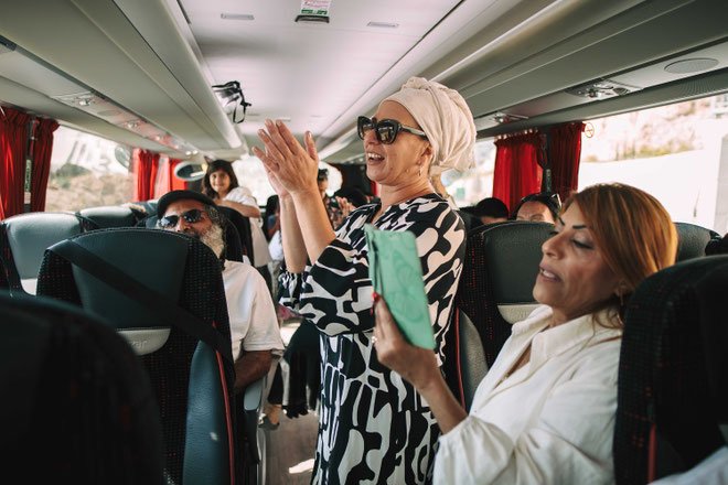 משפחה חוגגת תוך כדי הנסיעה לכותל