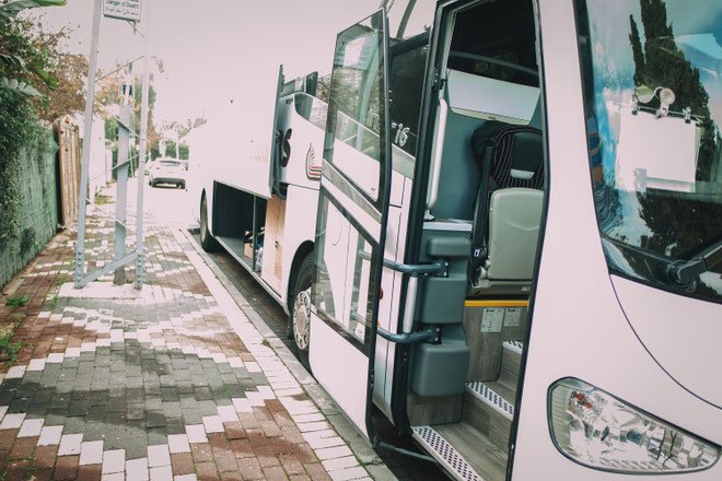 האוטובוס הממתין לאורחים בנקודת האיסוף