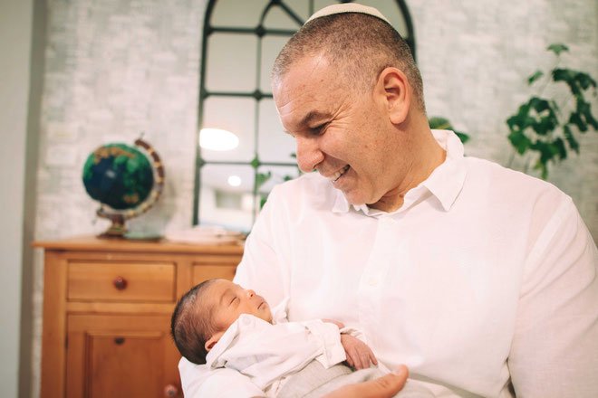 צילומי ברית בתוך בית