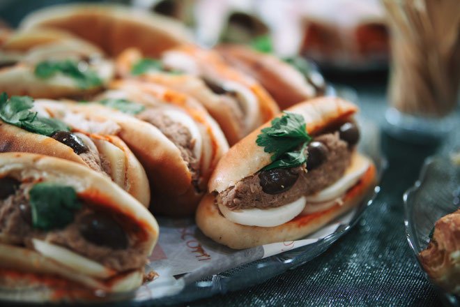 מה אוכלים בברית בבית? הקייטרינג