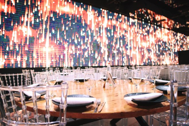 המסכים שעוטפים באווירה - אולמי דה וואן