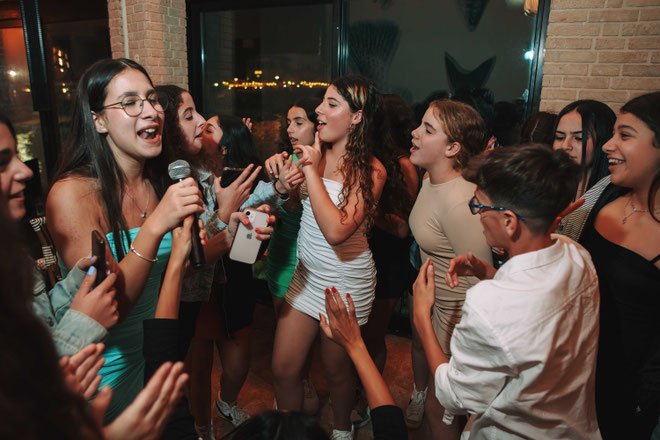 הריקודים בחדר הפרטי - בת מצווה בצלבנים