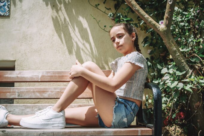 הטבע מדגיש את הפנים של הנערה