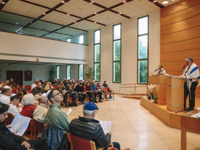 בזמן הטקס עליה לתורה - בית הכנסת הרפורמי דרכי נועם