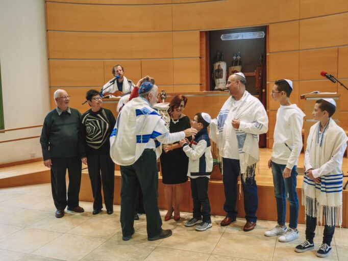 העברת הספר התורה בין המשפחה - בית הכנסת הרפורמי דרכי נועם