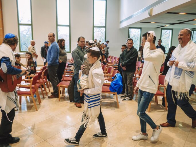 סיבוב עם ספר התורה בין האורחים - בית הכנסת הרפורמי דרכי נועם
