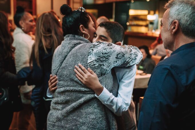 חיבוק של חתן בר המצווה באתניקה