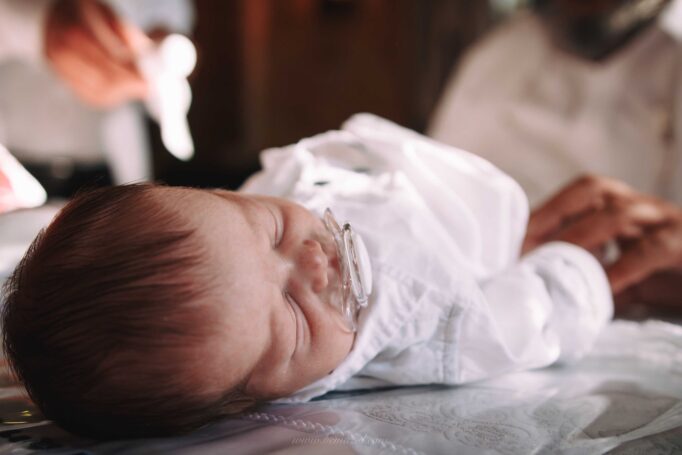 הכנות שלפני - צלם לברית מילה בבית כנסת